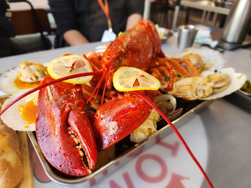 랍스터와 레몬, 빨간 장식