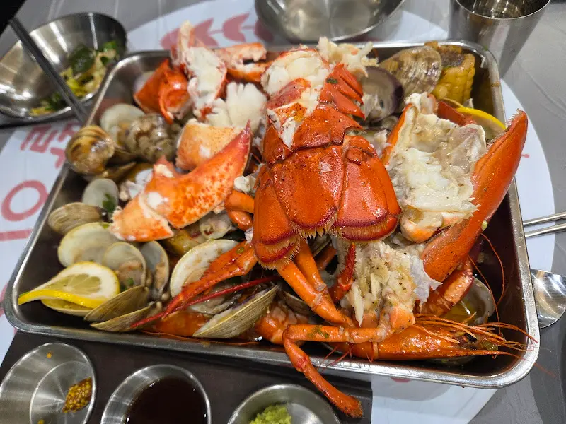 해체된 랍스터와 조개