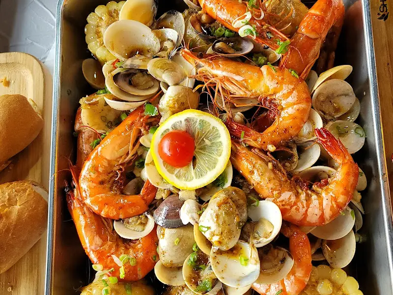 새우와 조개, 레몬 슬라이스