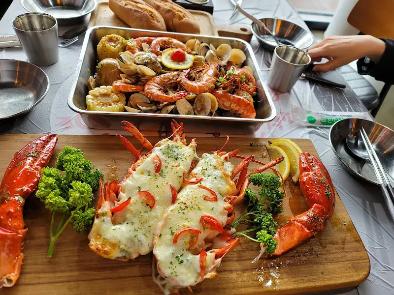 나무 도마 위의 랍스터