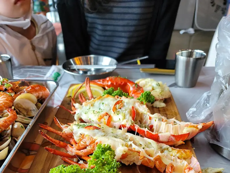 테이블 위의 랍스터와 해산물