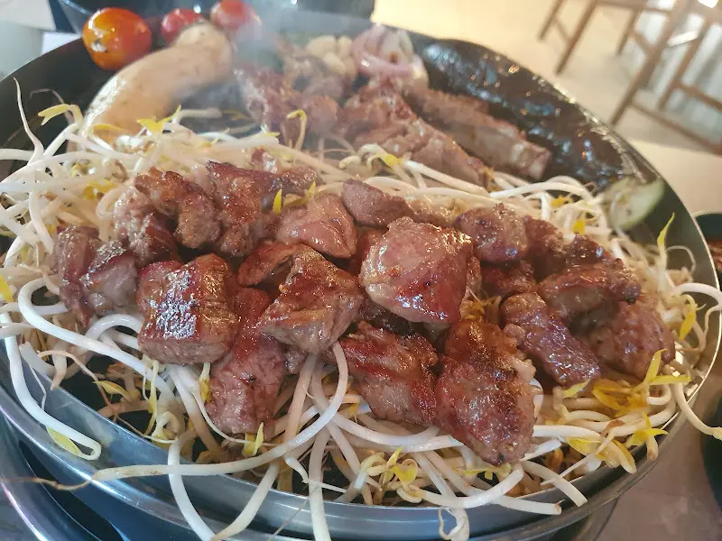 양고기와 채소가 함께 구워지는 모습