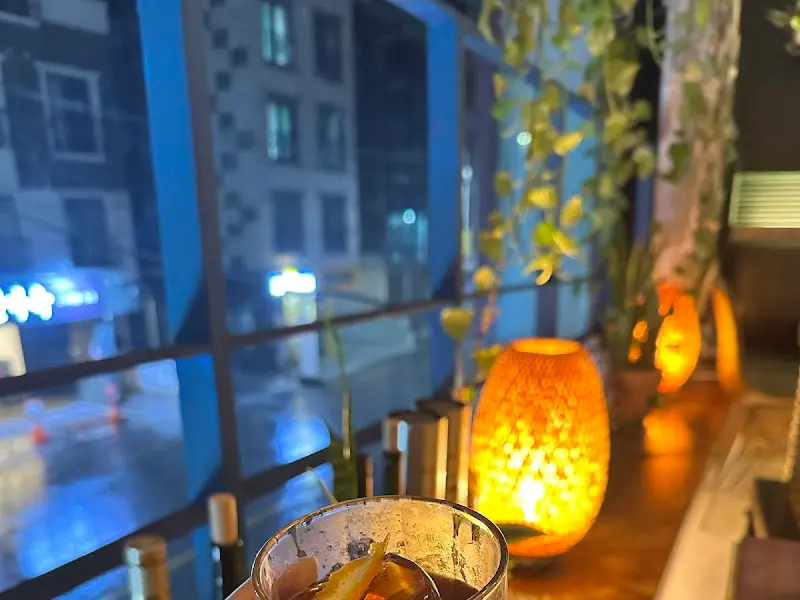 창밖을 바라보며 칵테일을 즐기는 모습