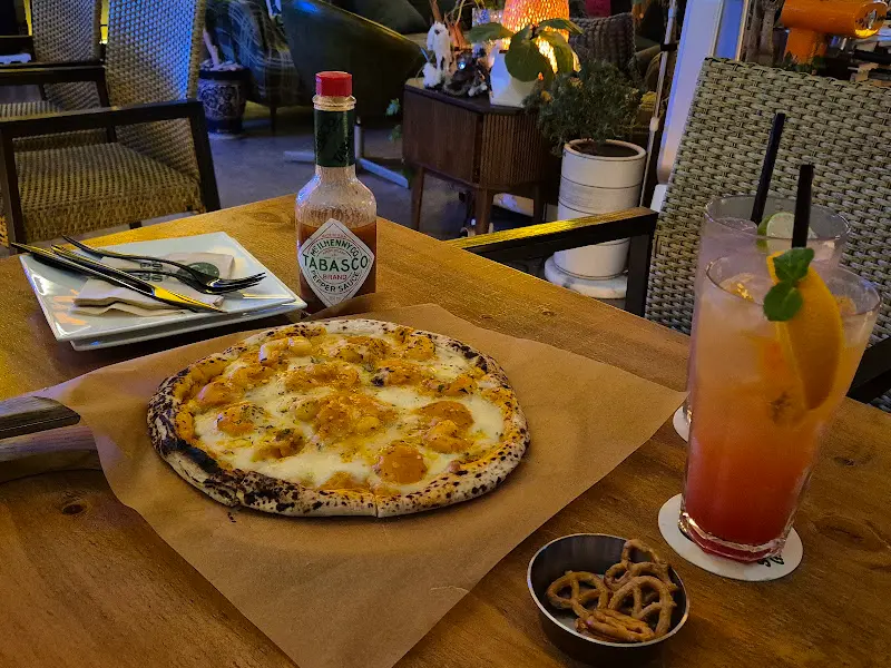 테이블 위에 놓인 피자와 칵테일