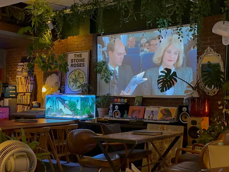 스크린에 영화가 상영되는 모습