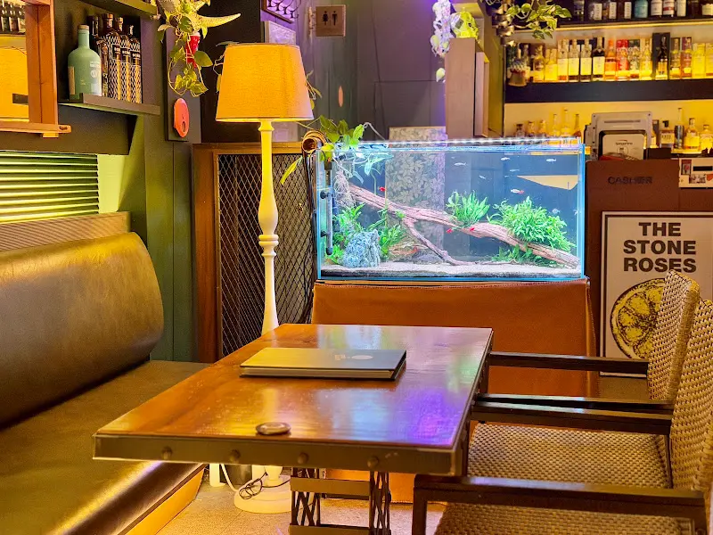 수족관이 있는 테이블 좌석