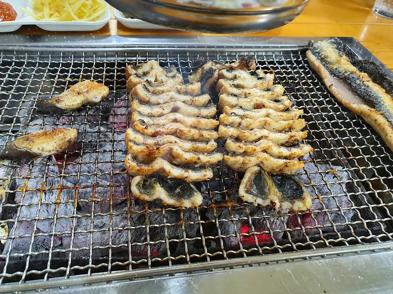숯불 위에 구워지는 장어