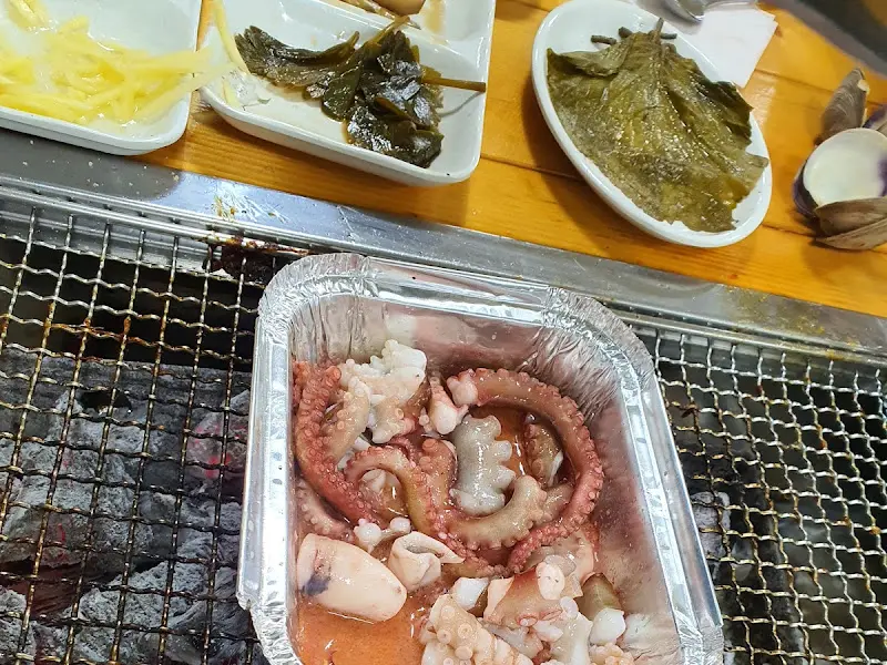 숯불 위에 구워지는 낙지