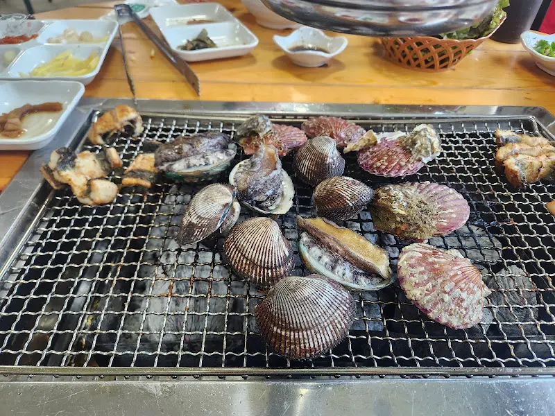 숯불 위에 올려진 조개