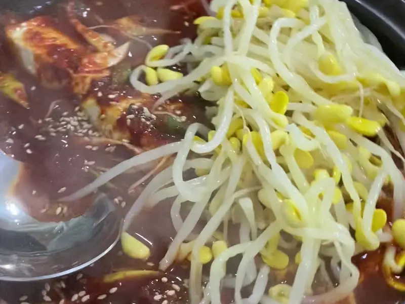 보글보글 끓는 콩비지찌개
