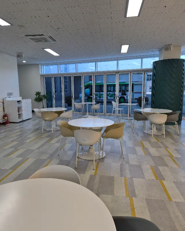 카페 내부 전경