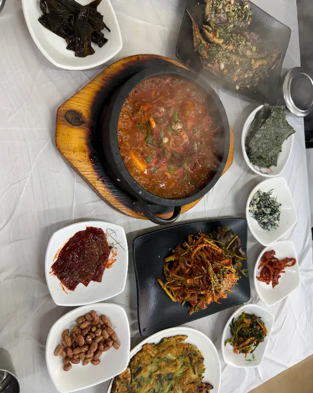 푸짐하게 차려진 멸치쌈밥 한 상