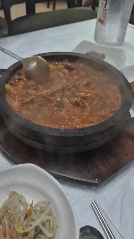 돌판에 담겨 나온 멸치쌈장