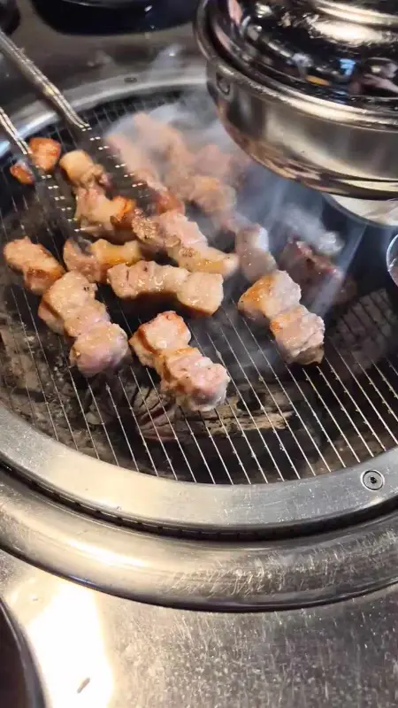 숯불 위에서 익어가는 이베리코 목살