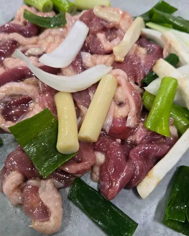 신선한 오리 주물럭 재료