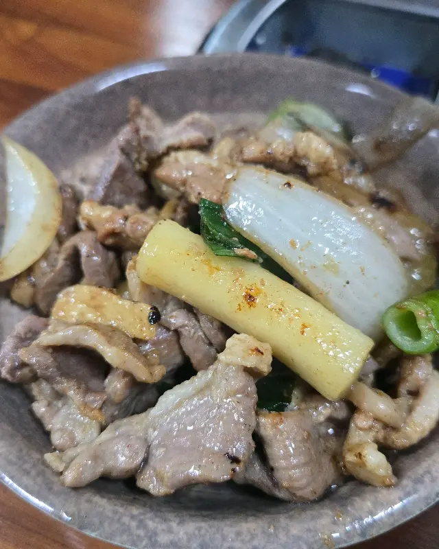 초벌된 오리고기 근접샷