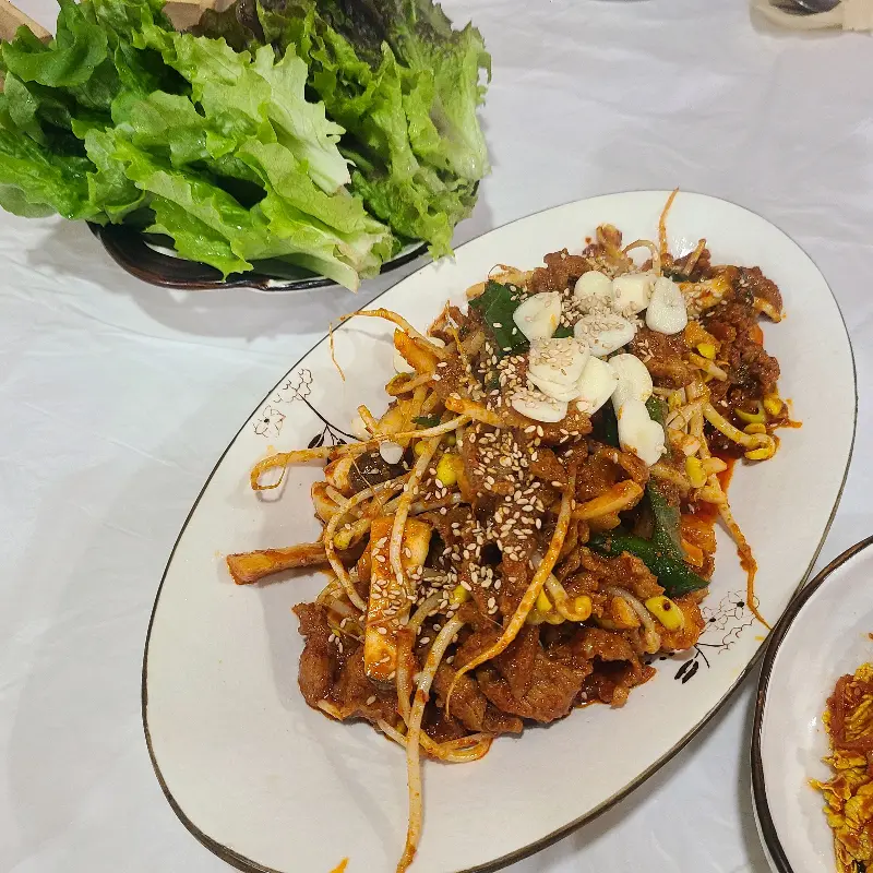 매콤한 제육볶음과 신선한 쌈 채소