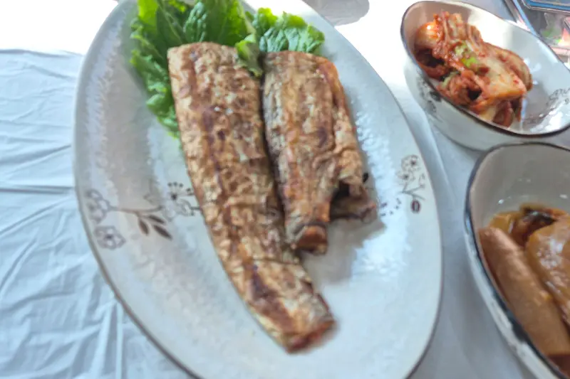 깔끔하게 구워진 고등어