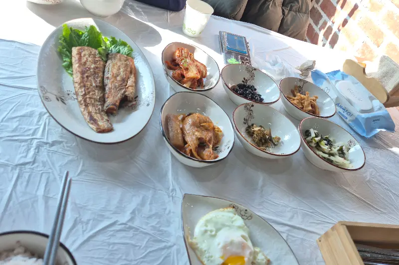 다양한 밑반찬 구성