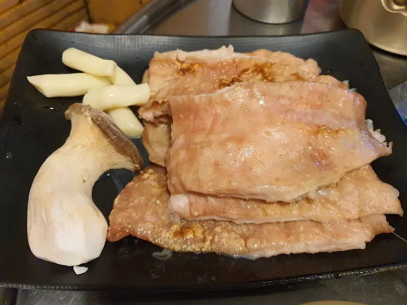 초벌된 막창과 버섯