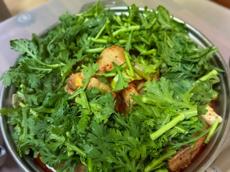 능이버섯과 부추가 듬뿍 올려진 능이토종닭백숙