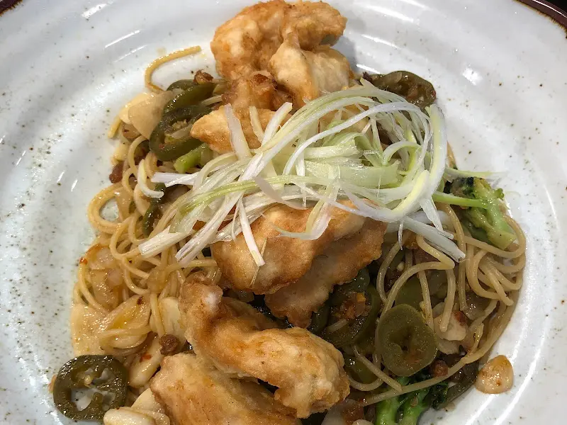 폰즈 소스가 뿌려진 페또 파스타