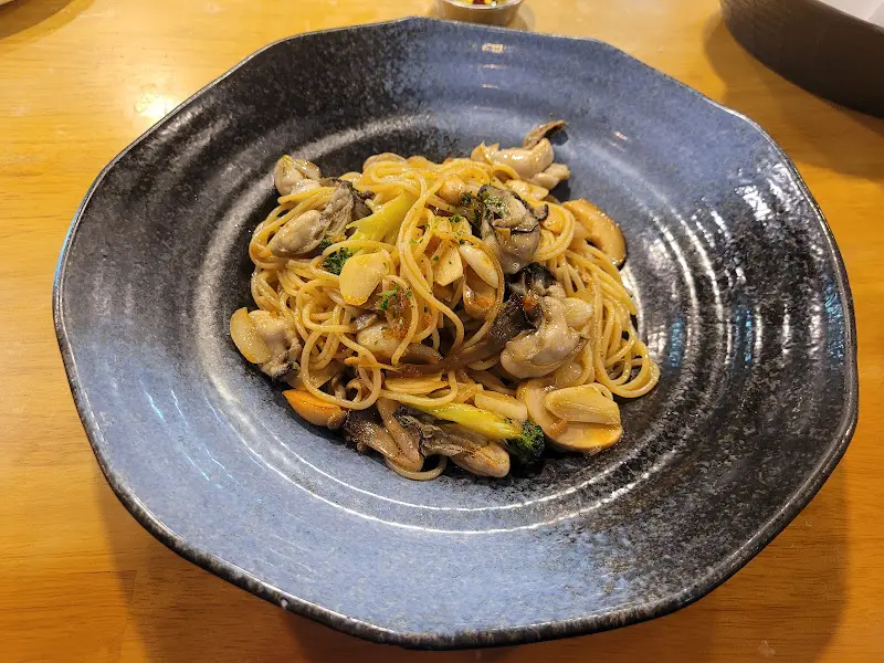 싱싱한 굴이 가득한 오일 파스타