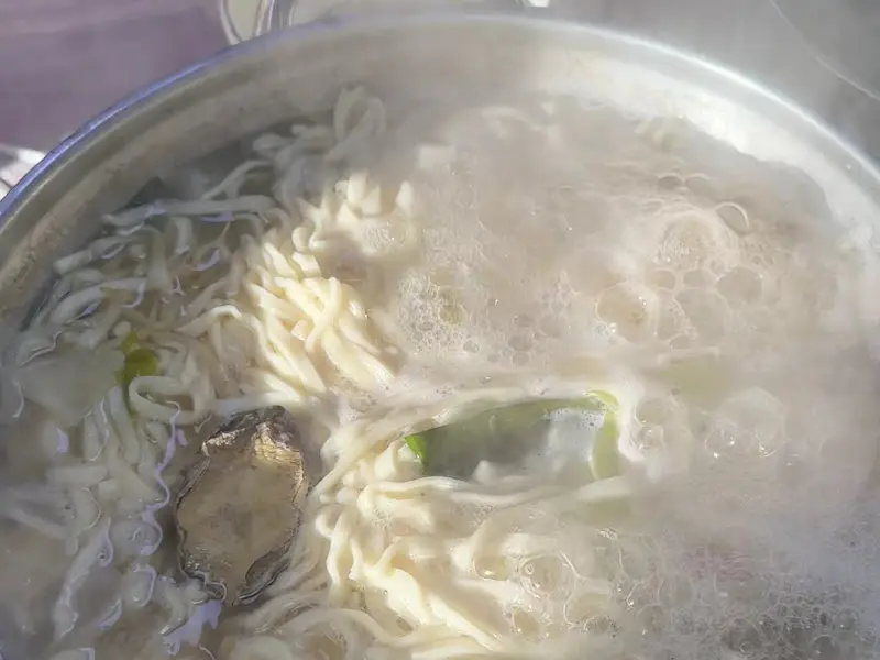 끓고 있는 칼국수