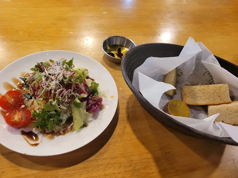 신선한 채소가 가득한 샐러드