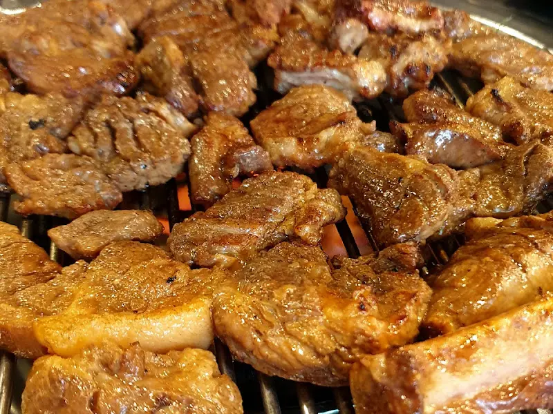 석쇠 위에서 구워지는 돼지갈비