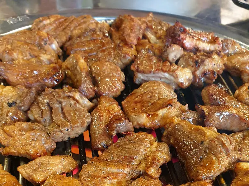 노릇하게 구워진 돼지갈비