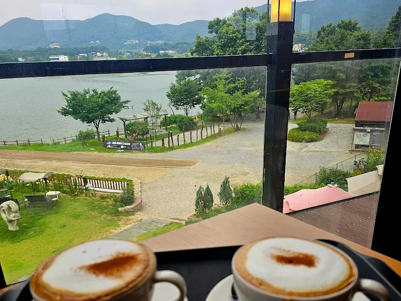 창밖으로 보이는 용담저수지 뷰