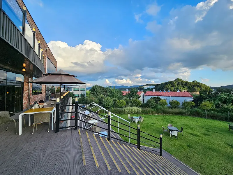 카페 외부 전경과 잔디밭