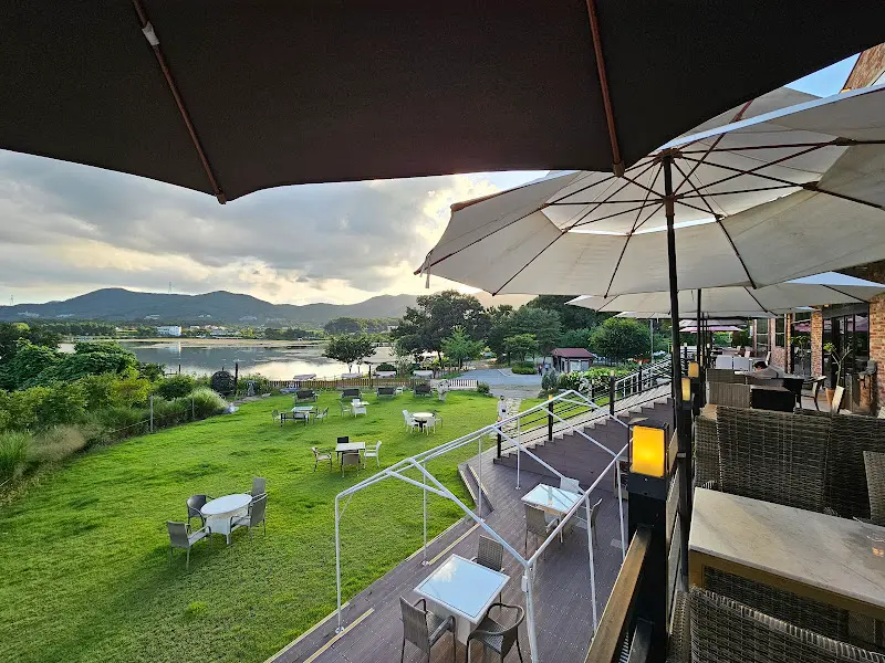 카페 외부 테라스