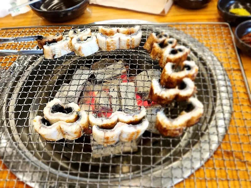 숯불 위에서 익어가는 장어