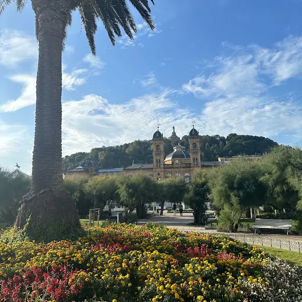 맑은 날씨의 도시 풍경