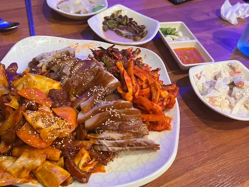 튀김족발과 다양한 곁들임