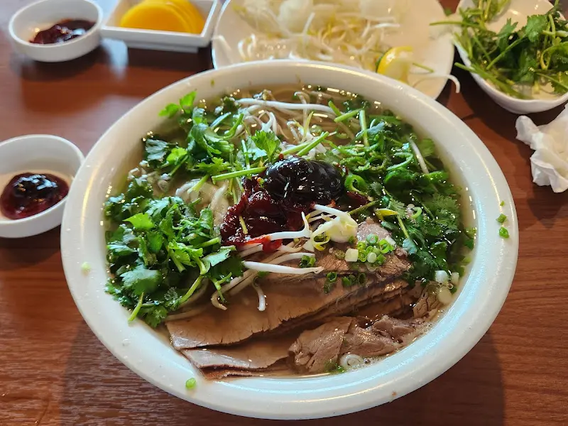 고수가 듬뿍 올려진 쌀국수