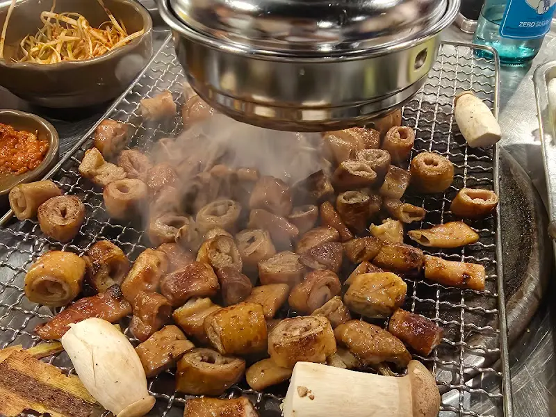 막창과 함께 구워지는 버섯의 모습