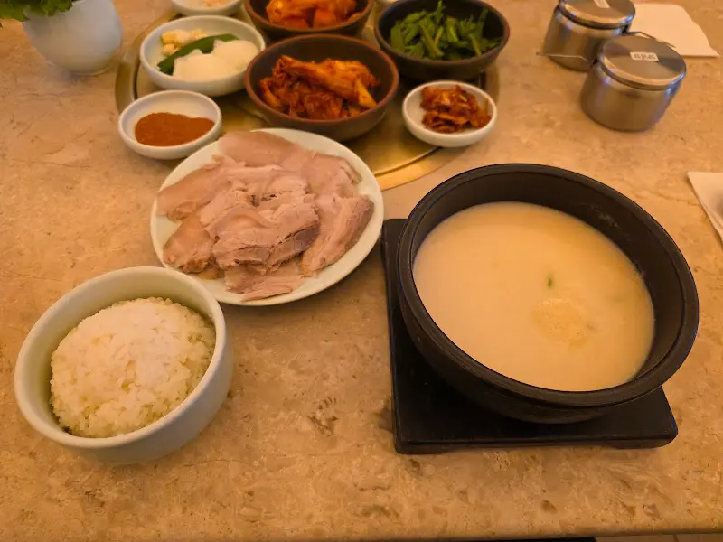 수육과 함께 차려진 돼지국밥 한 상