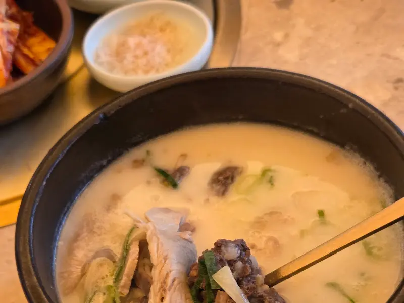 돼지국밥 속 부드러운 고기와 순대