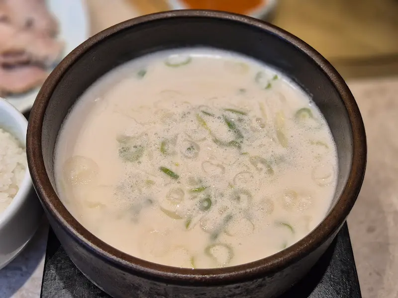 뽀얀 돼지국밥 국물