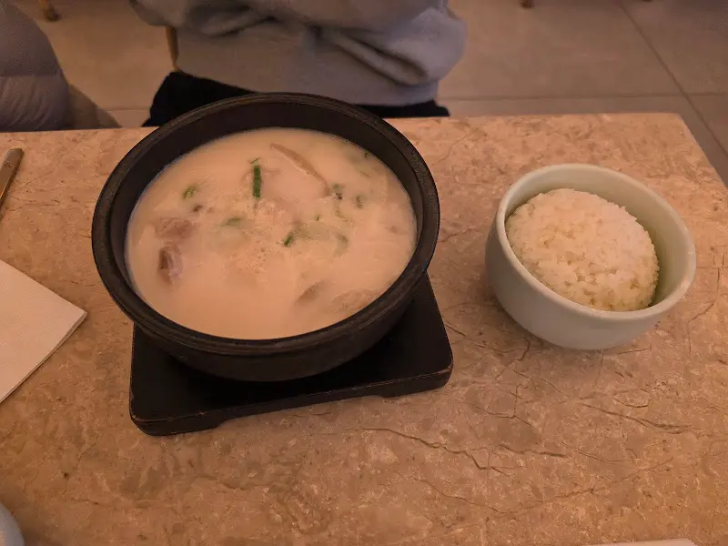 돼지국밥과 밥 한 공기