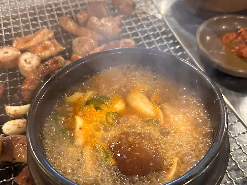 보글보글 끓고 있는 버섯된장찌개