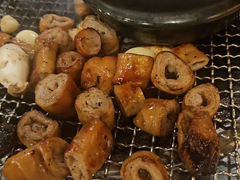 노릇하게 구워진 막창의 클로즈업