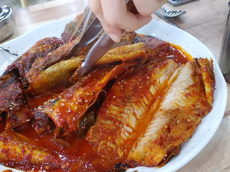 코다리 살 발라 먹기