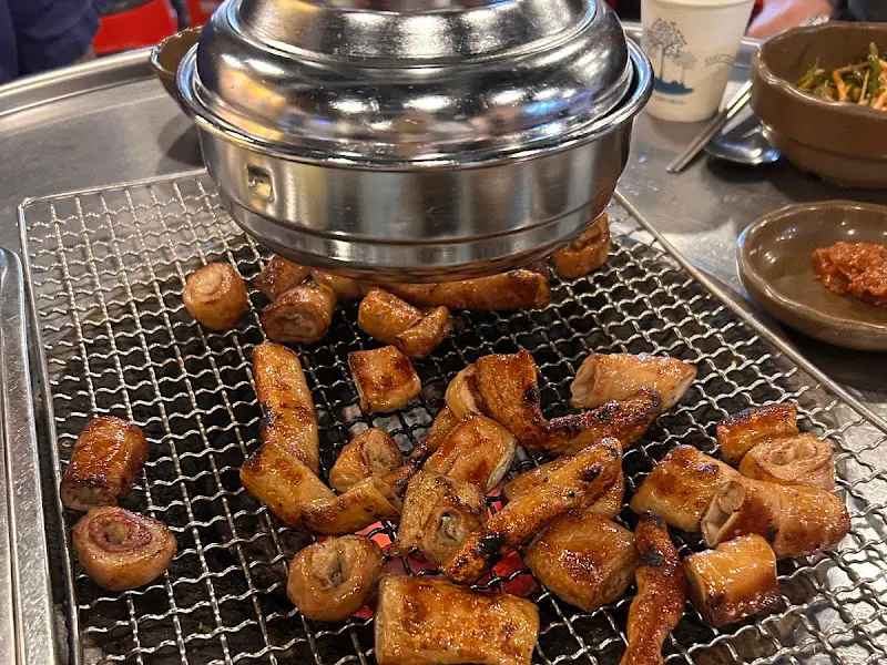 불판 위에서 연기를 내뿜는 막창