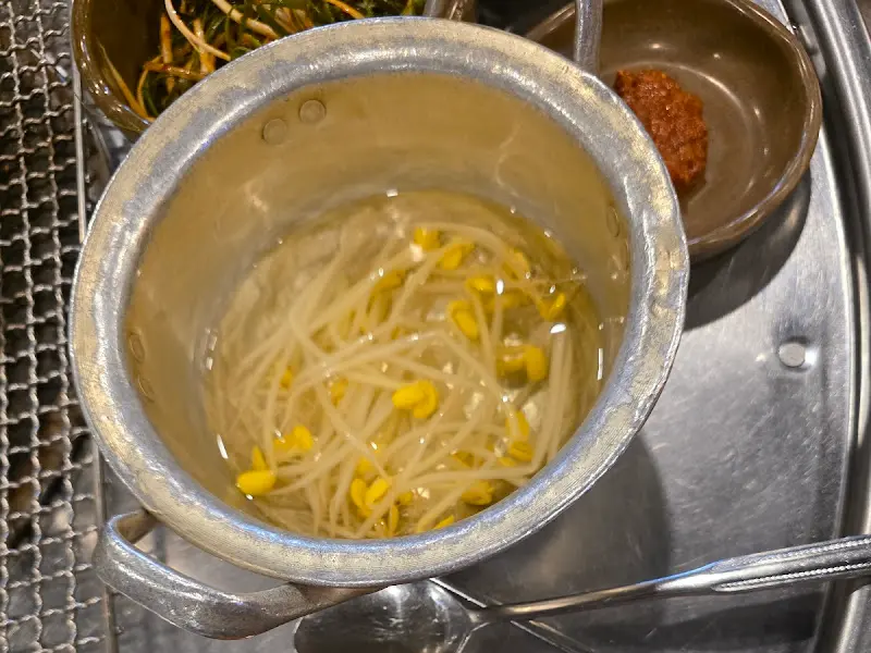 콩나물 무침, 양파절임 등 밑반찬