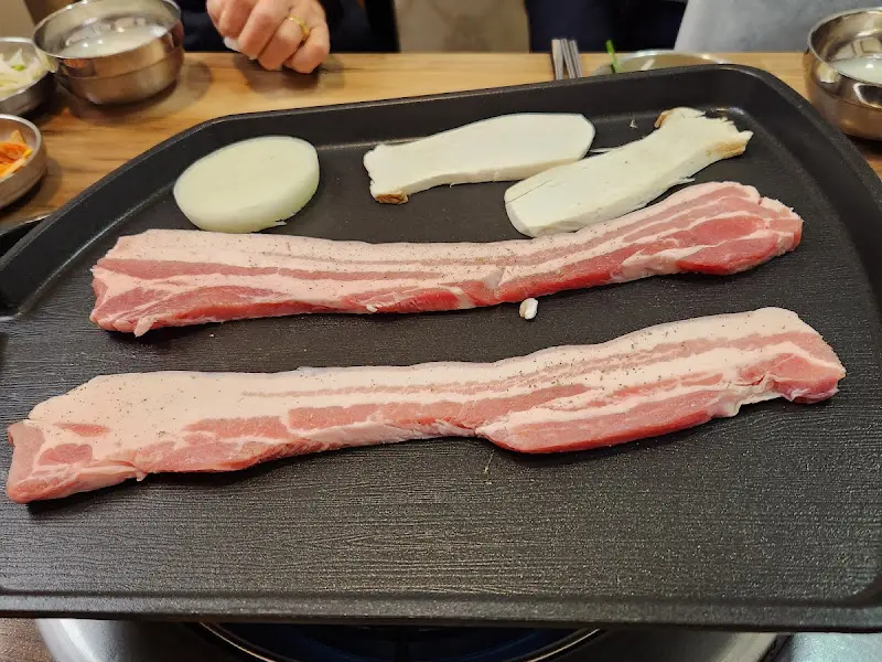 맛있게 구워지고 있는 오겹살