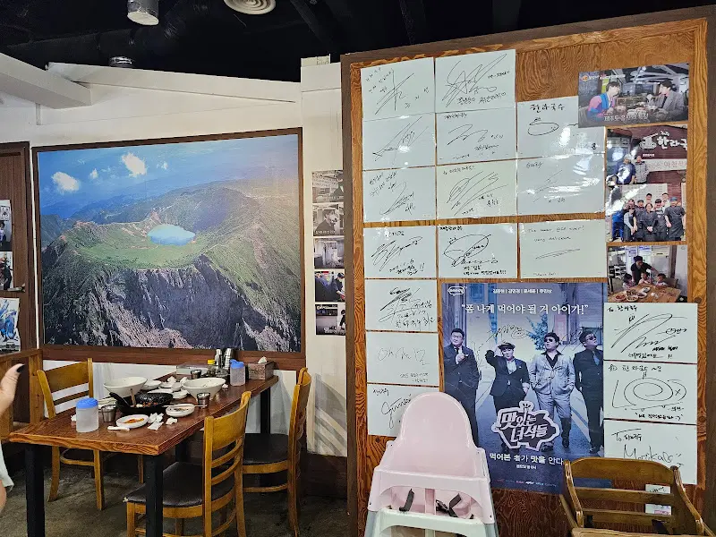 한쪽 벽면을 가득 채운 유명인들의 싸인